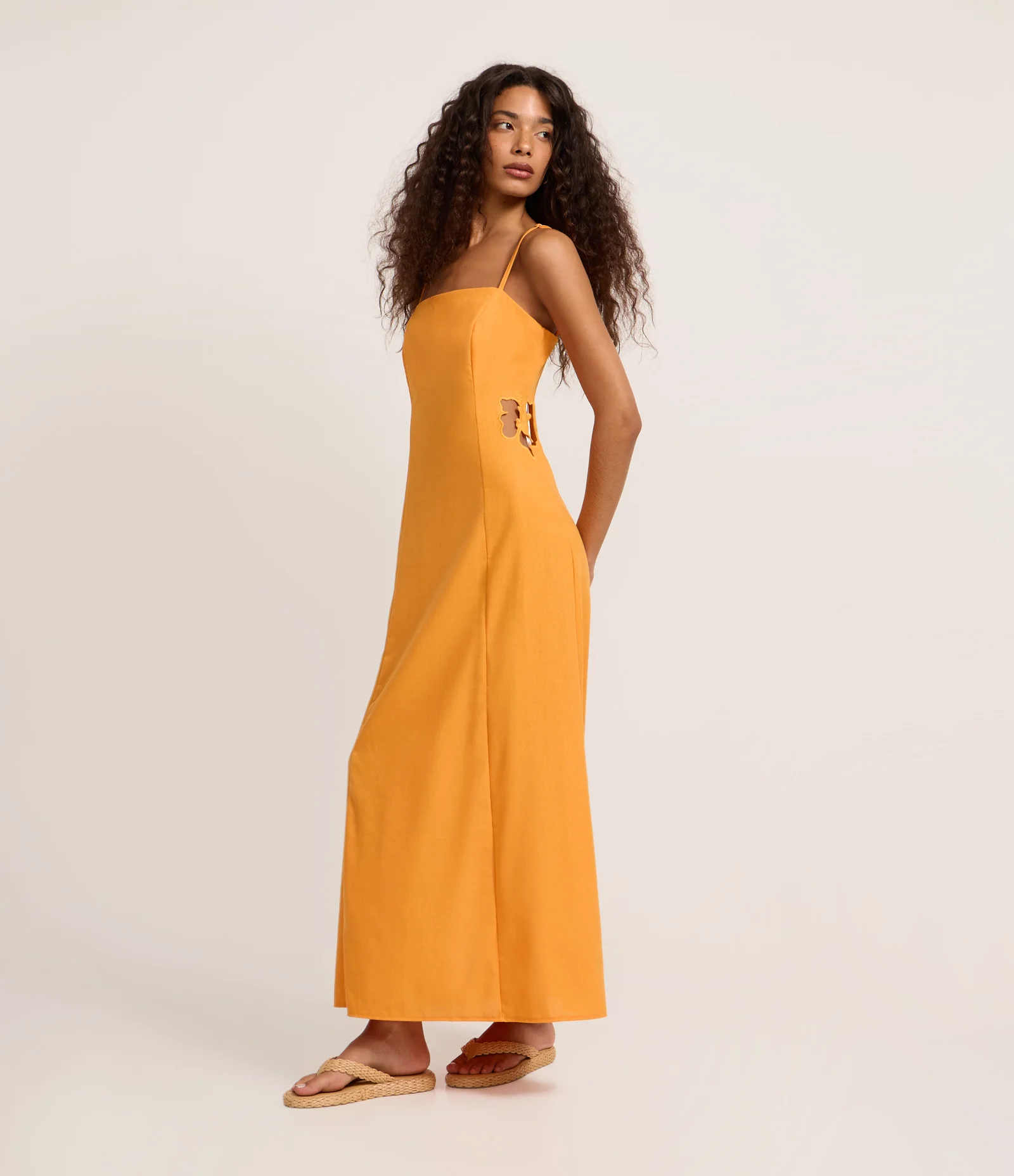 Vestido Longo com Decote Quadrado e Bordado Lateral Laranja